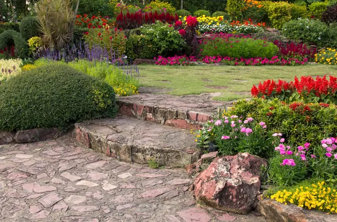 low maintenance front yard landscaping ideas with rocks and mulch